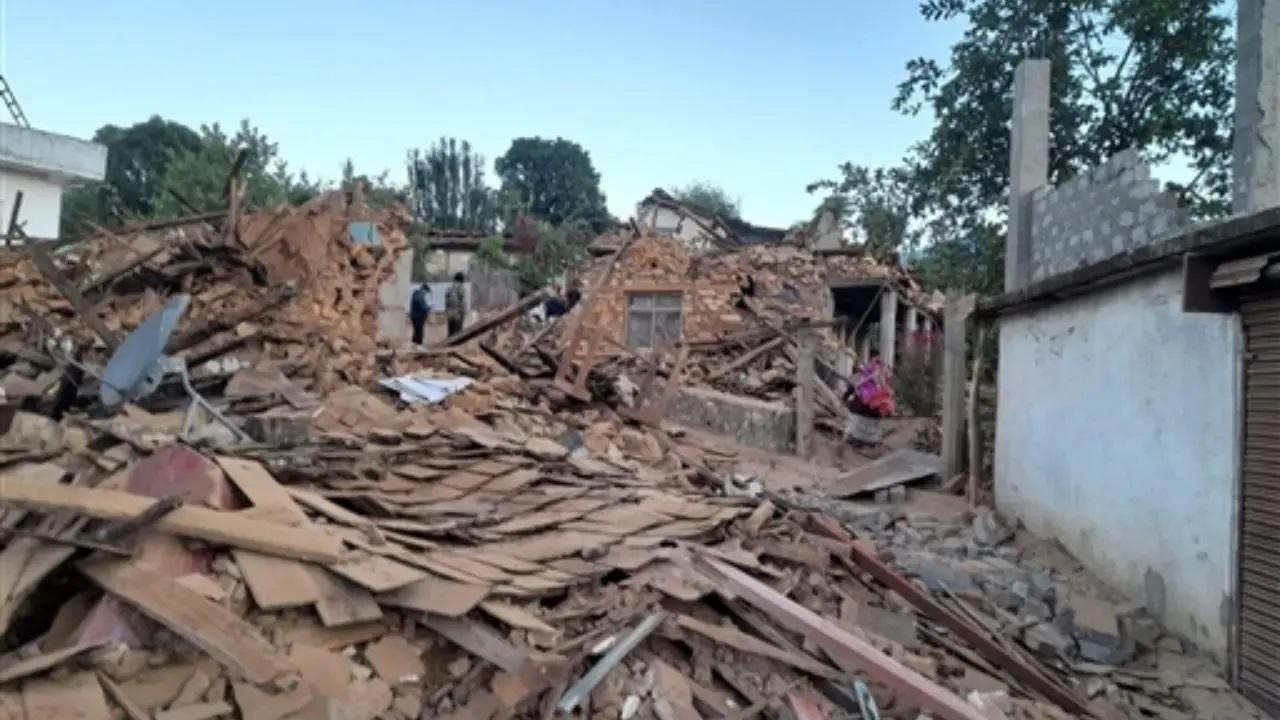 अधिकारियों ने 4 नवंबर की सुबह बताया कि नेपाल के सुदूरवर्ती इलाके में आए तेज़ भूकंप में कम से कम 140 लोग मारे गए (तस्वीर/पीटीआई)