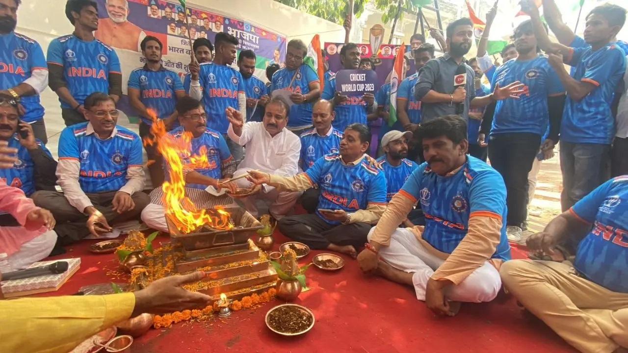 मुंबई और अहमदाबाद के बीच यात्रा करने वाले यात्रियों के लिए दिल्ली-अहमदाबाद रूट के समान तीन और ट्रेनों की व्यवस्था की गई है.