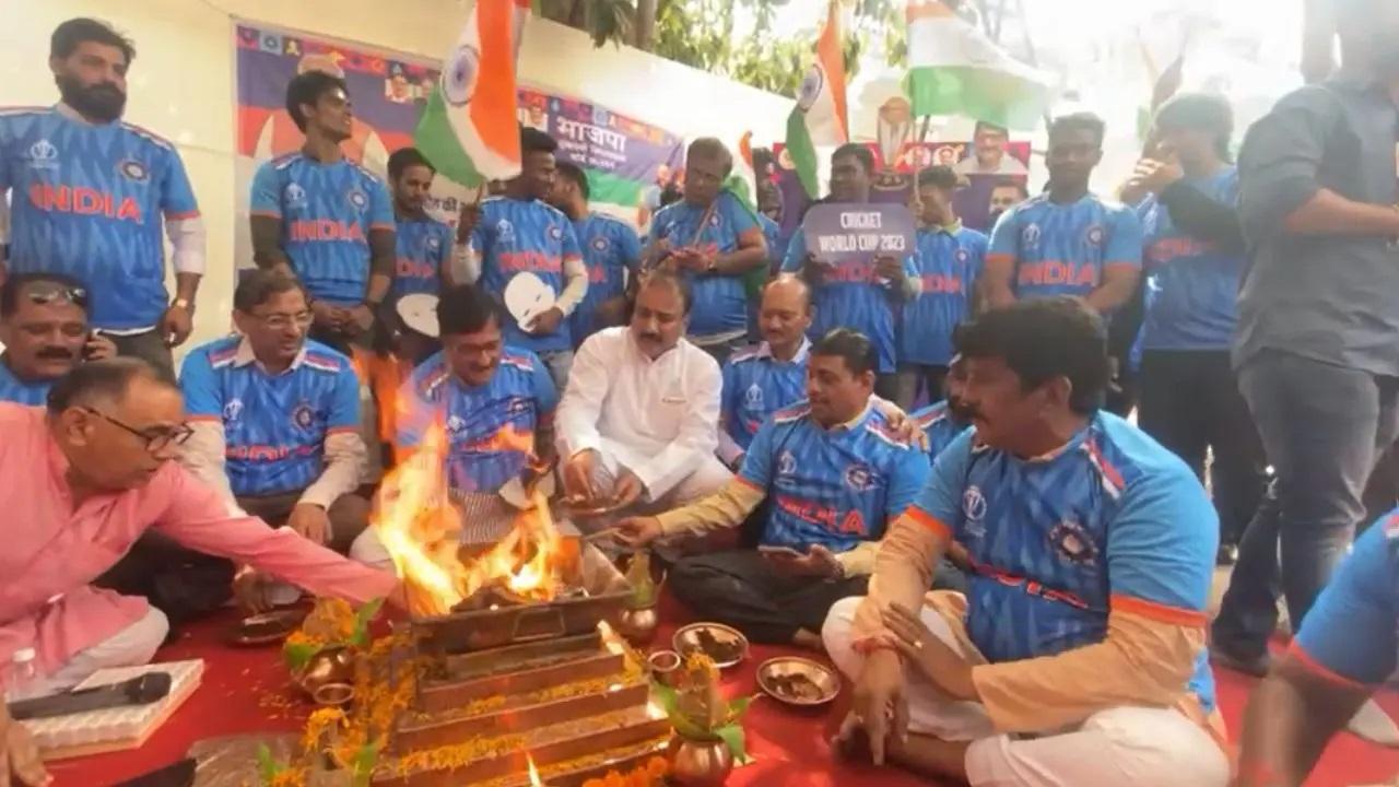 मैच देखने अहमदाबाद पहुंचे पूर्व भारतीय कप्तान सौरव गांगुली ने भारत की संभावित जीत पर भरोसा जताया और टीम से अपना बेहतरीन प्रदर्शन बरकरार रखने की अपील की. उन्होंने टूर्नामेंट में भारत के दमदार प्रदर्शन की सराहना की.