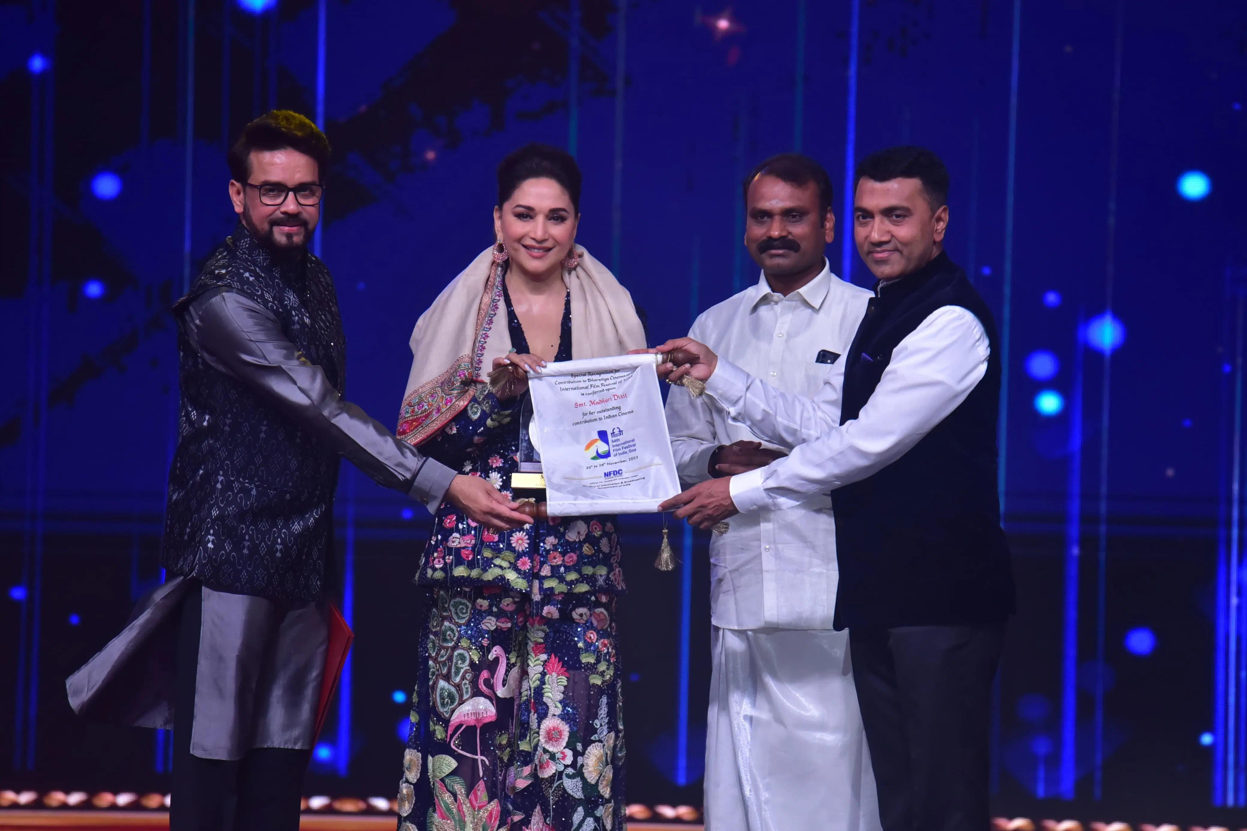 IFFI 2023 में भारतीय सिनेमा पुरस्कार में उनके योगदान के लिए माधुरी दीक्षित को विशेष सम्मान दिया गया.