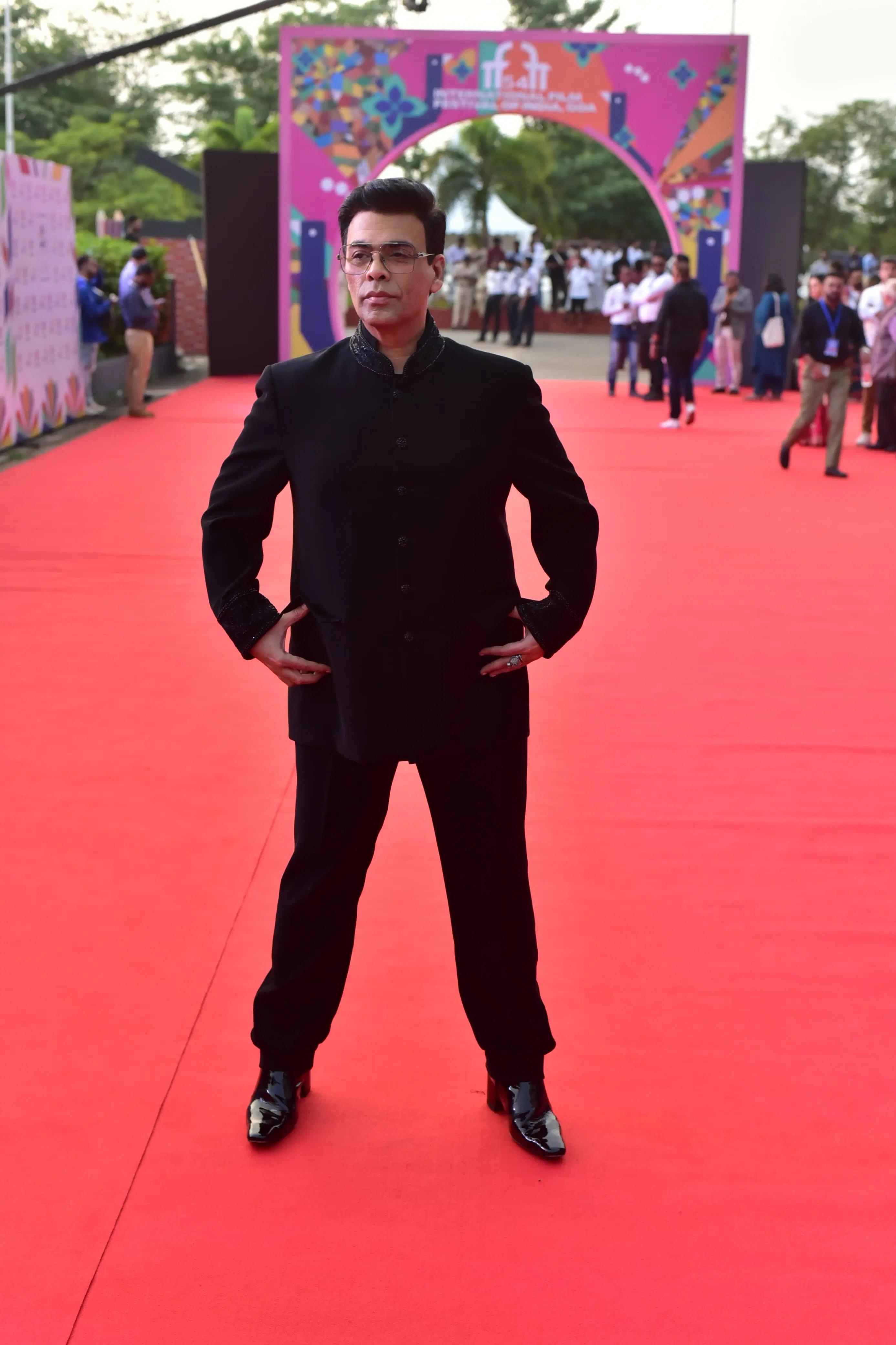 मशहूर फिल्म निर्माता करण जौहर अपने बेहतरीन अंदाज में रेड कार्पेट पर दिखे.