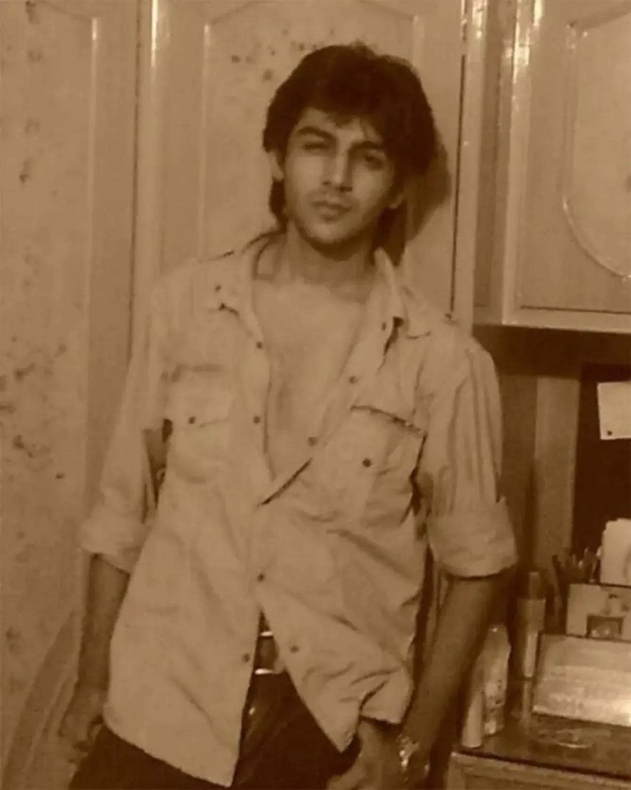 कार्तिक आर्यन का जन्म ग्वालियर में 1990 में हुआ था. वह अभिनेता बनने की ख्वाहिश लेकर मुंबई आए थे. उन्होंने मॉडलिंग असाइनमेंट और ऑडिशन देने के साथ-साथ इंजीनियरिंग की पढ़ाई की. उन्होंने फेसबुक पर लव रंजन की फिल्म प्यार का पंचनामा का ऑडिशन देखा और छह महीने की ऑडिशन प्रक्रिया से गुजरे.