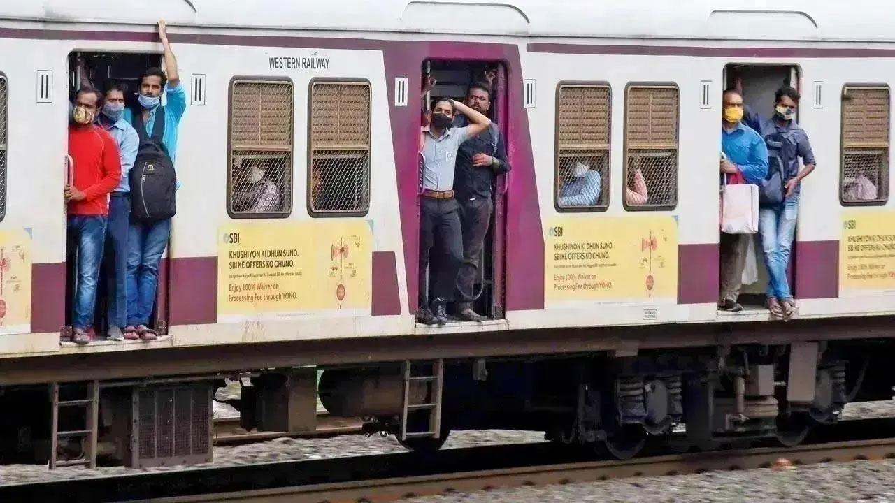 मुंबई लोकल ट्रेन की फाइल फोटो
