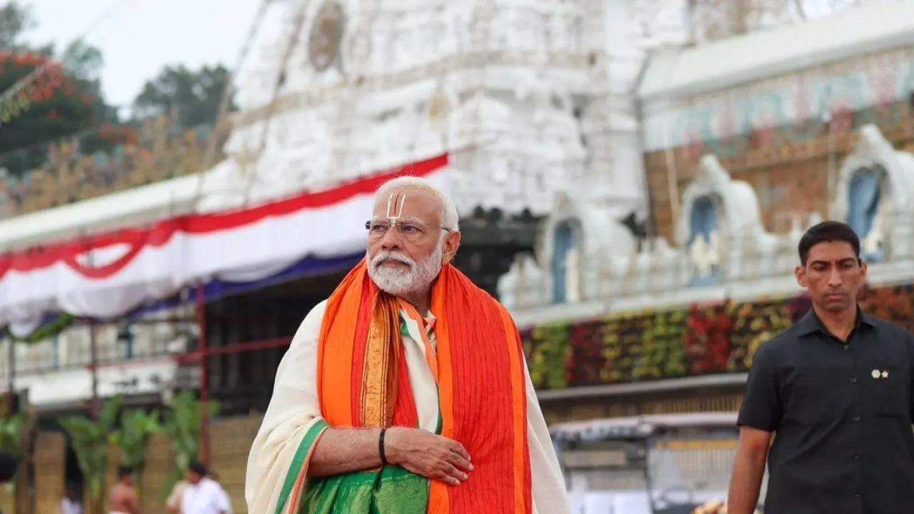 प्रधानमंत्री नरेंद्र मोदी ने सोमवार को तिरूपति के प्रसिद्ध श्री वेंकटेश्वर स्वामी मंदिर का दौरा किया और पूजा-अर्चना की. वह रविवार को तिरूपति पहुंचे. तस्वीरें/एक्स/नरेंद्र मोदी