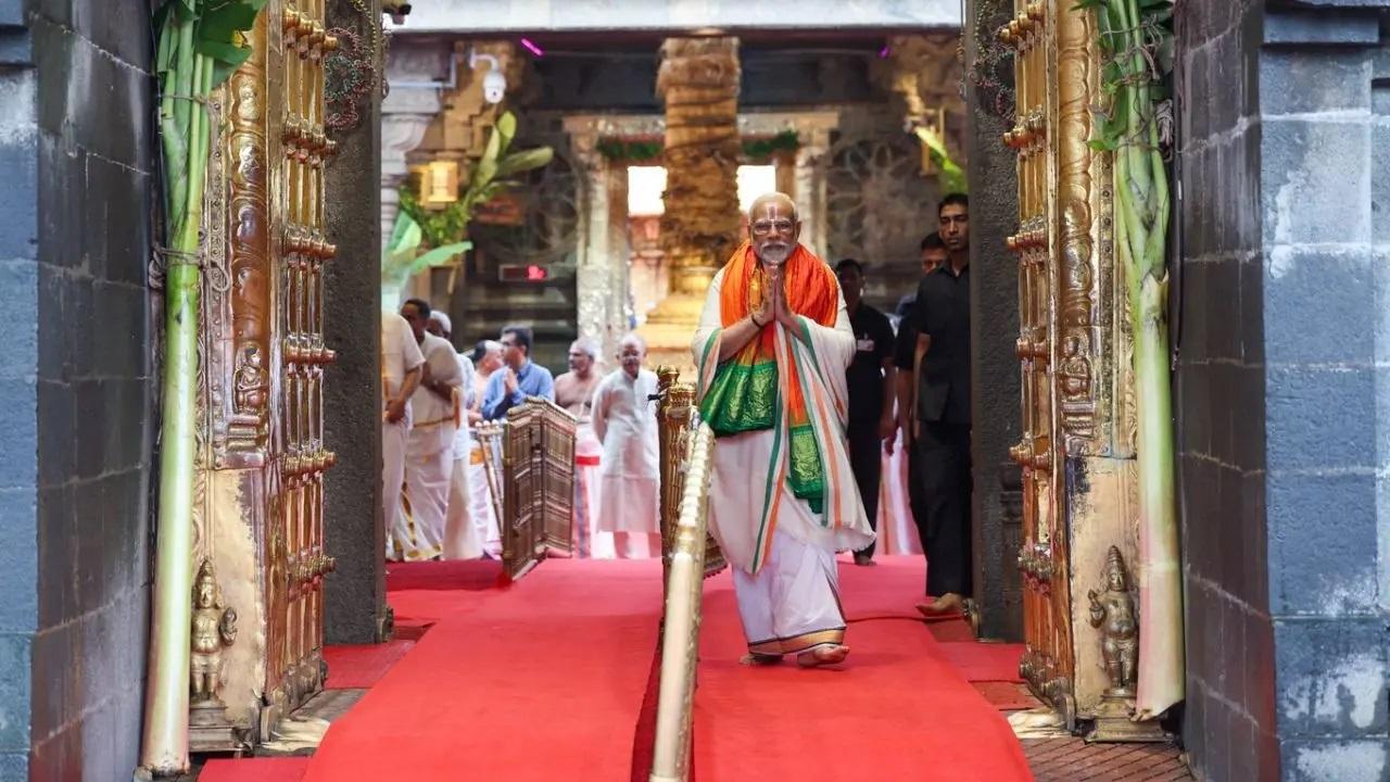 अपने सोशल मीडिया पोस्ट में उन्होंने कहा कि वह 140 करोड़ भारतीयों के अच्छे स्वास्थ्य, कल्याण और समृद्धि के लिए प्रार्थना करते हैं.