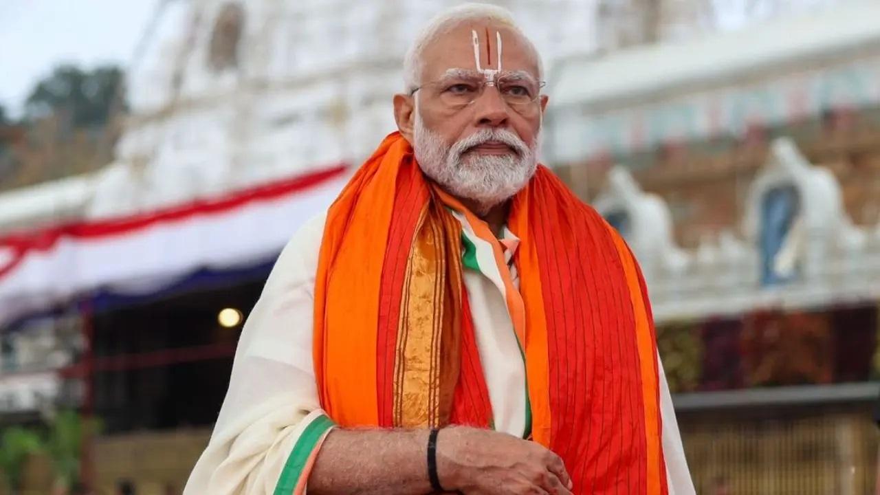 पारंपरिक दक्षिण भारतीय पोशाक में दिखे. सुबह करीब 8 बजे पीएम मोदी को मंदिर के पुजारियों ने वैदिक आशीर्वाद दिया.