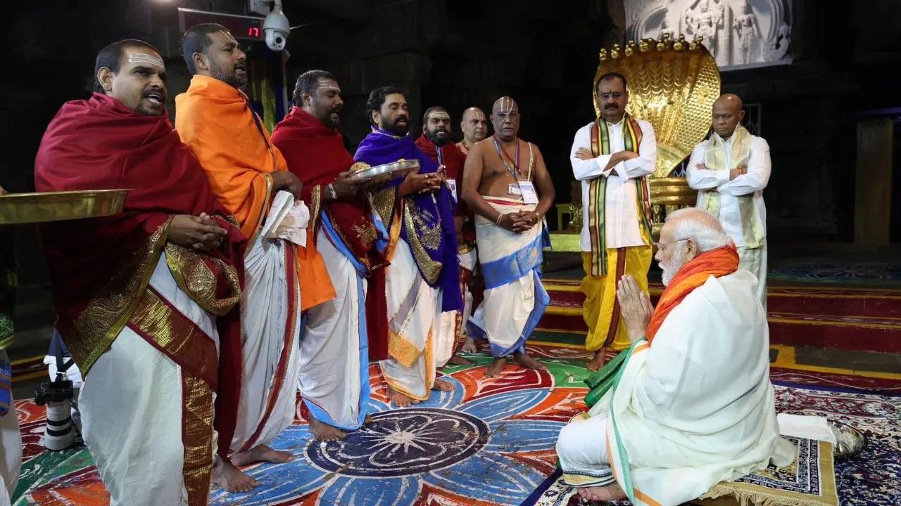 पीएम मोदी अपने मंदिर दर्शन के बाद हैदराबाद, तेलंगाना के लिए प्रस्थान करेंगे, जहां 30 नवंबर को नई सरकार चुनने के लिए मतदान होगा.