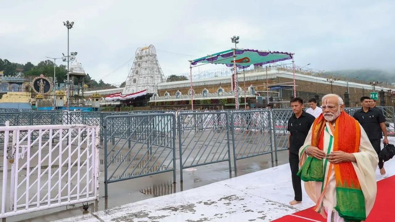 हैदराबाद पुलिस ने पीएम मोदी के दौरे और बीजेपी के चुनावी रोड शो के मद्देनजर शहर में विभिन्न स्थानों पर कई प्रतिबंध और बदलाव लागू किए हैं.