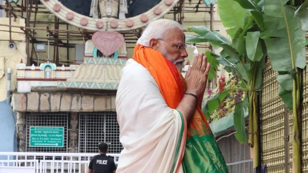 रेनिगुंटा हवाई अड्डे पर पहुंचने पर आंध्र प्रदेश के मुख्यमंत्री वाईएस जगन मोहन रेड्डी और राज्यपाल एस अब्दुल नजीर ने पीएम मोदी का स्वागत किया.