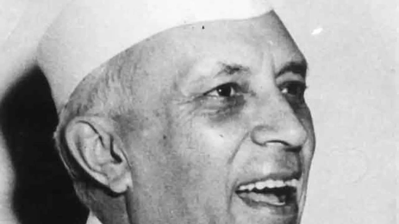 भारत के पहले प्रधानमंत्री की जयंती पर, हम उनकी दुर्लभ तस्वीरों पर नजर डालते हैं. (तस्वीरें/मिड-डे आर्काइव्स और एएफपी)