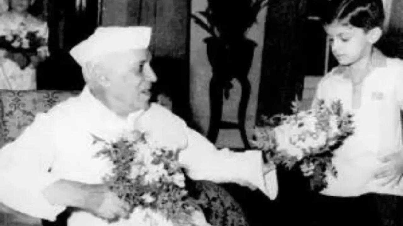 इस दुर्लभ तस्वीर में, पंडित जवाहरलाल नेहरू बच्चों को उनके जन्मदिन पर बधाई देते हैं.