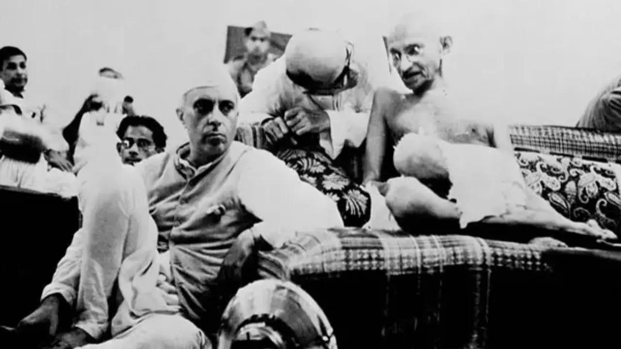 9 अगस्त, 1942 को मुंबई (तब बॉम्बे) में कांग्रेस पार्टी की बैठक के दौरान महात्मा गांधी (आर) जवाहरलाल नेहरू के साथ बैठे.