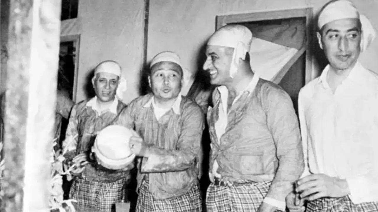 1950 के दशक के मध्य की फ़ाइल फ़ोटो जिसमें म्यांमार में जल महोत्सव में गुटनिरपेक्ष राज्यों के सह-संस्थापक (टीटो और यूगोस्लाव इंडोनेशियाई सुहार्तो के साथ) राष्ट्राध्यक्षों को दिखाया गया है.