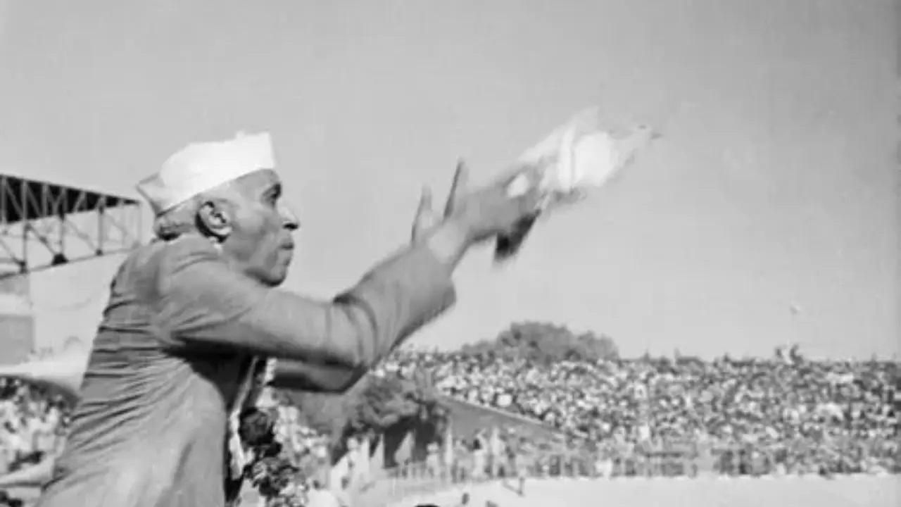 जवाहरलाल नेहरू ने 18 नवंबर, 1954 को नई दिल्ली स्टेडियम में अपनी 65वीं वर्षगांठ के उपलक्ष्य में आयोजित एक विशाल प्रदर्शन के दौरान शांति के प्रतीक के रूप में कबूतर उड़ाया.