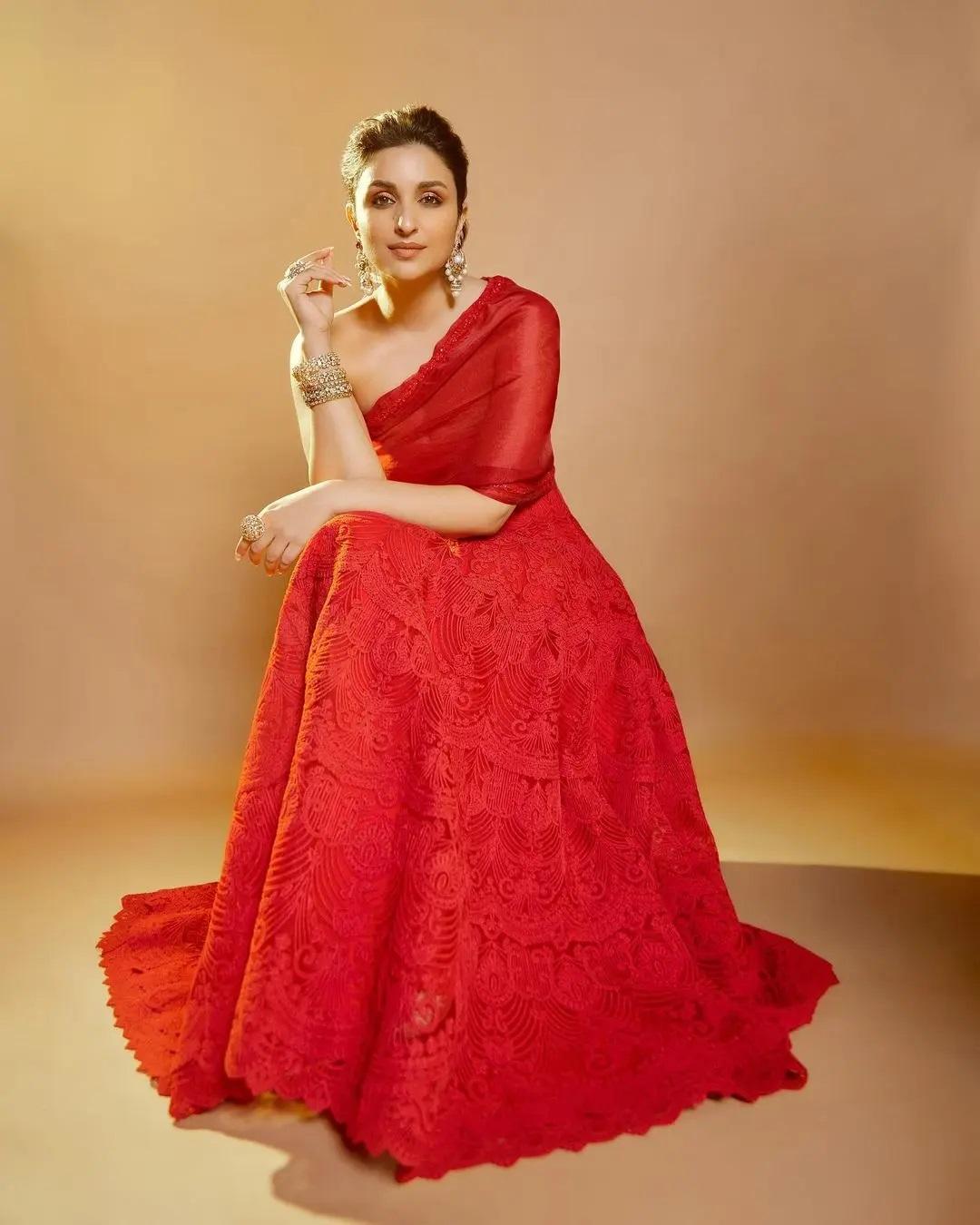 उन्होंने अपने बालों को आकर्षक जूड़े में स्टाइल किया था और आकर्षक दिखने के लिए झुमके पहने थे.