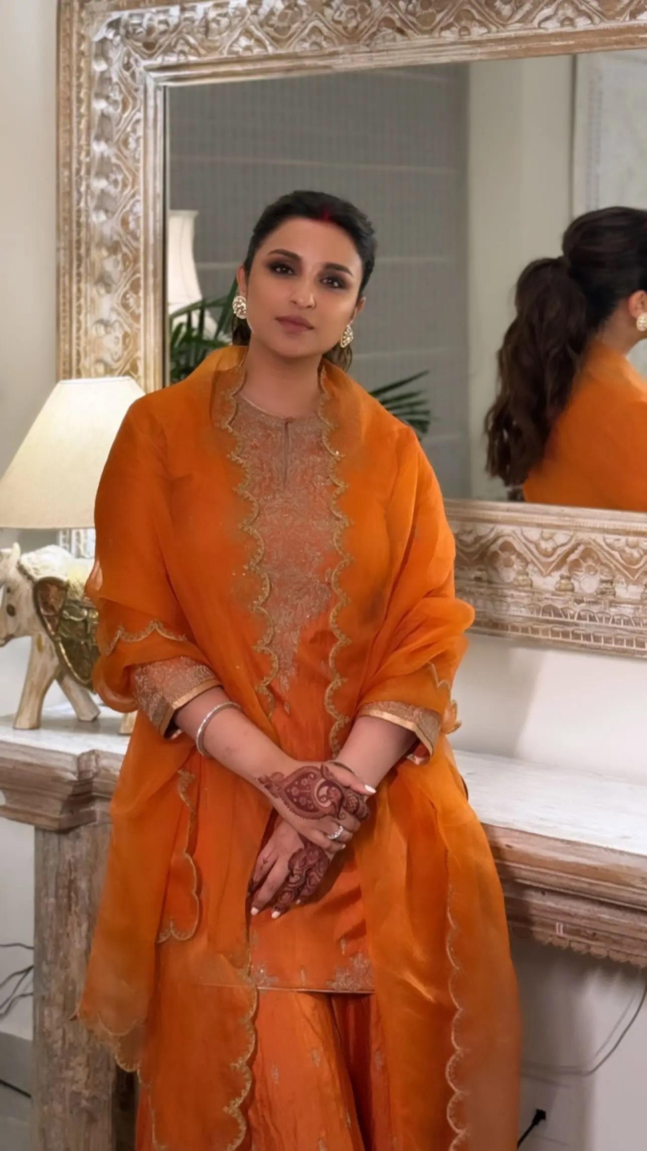 अगर आपको सूट पहनना है तो आप परिणीति का भारी कढ़ाई वाला ऑरेंज सूट भी ट्राइ कर सकते हैं ये आपके दिवाली लुक के लिए परफेक्ट है.