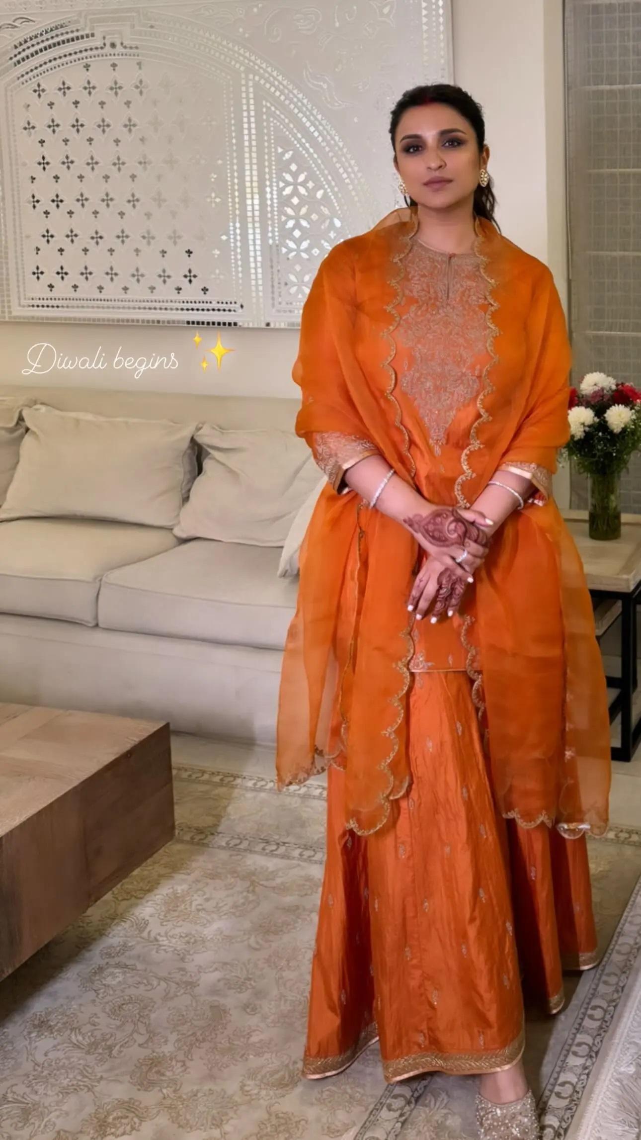 परिणीति ने अपने बालों का जूड़ा बना रखा था और उनकी स्मोकी आइज और सुंदर लाल बिंदी उनके लुक को चार चांद लगा रही थी.