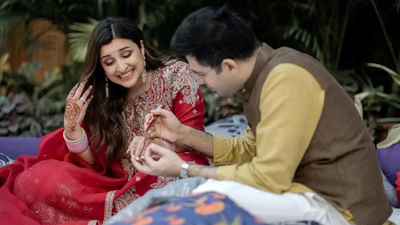परिणीति ने पति राघव चड्ढा के साथ अपने पहले करवा चौथ के लिए भारी कढ़ाई वाला लाल सूट चुना। दूसरी ओर, राघव ने भूरे रंग की नेहरू जैकेट और सफेद सलवार के साथ पीला कुर्ता चुना.
