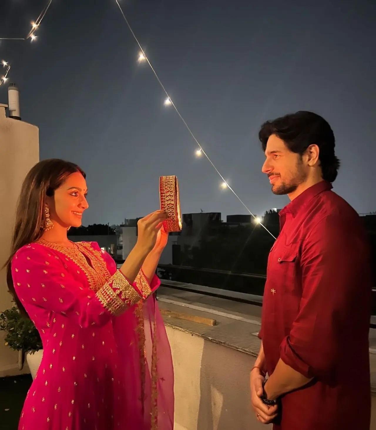 कियारा आडवाणी और सिद्धार्थ मल्होत्रा ने भी शादीशुदा जोड़े के रूप में अपना पहला करवा चौथ मनाया। दोनों ने इसी साल फरवरी में शादी की थी.