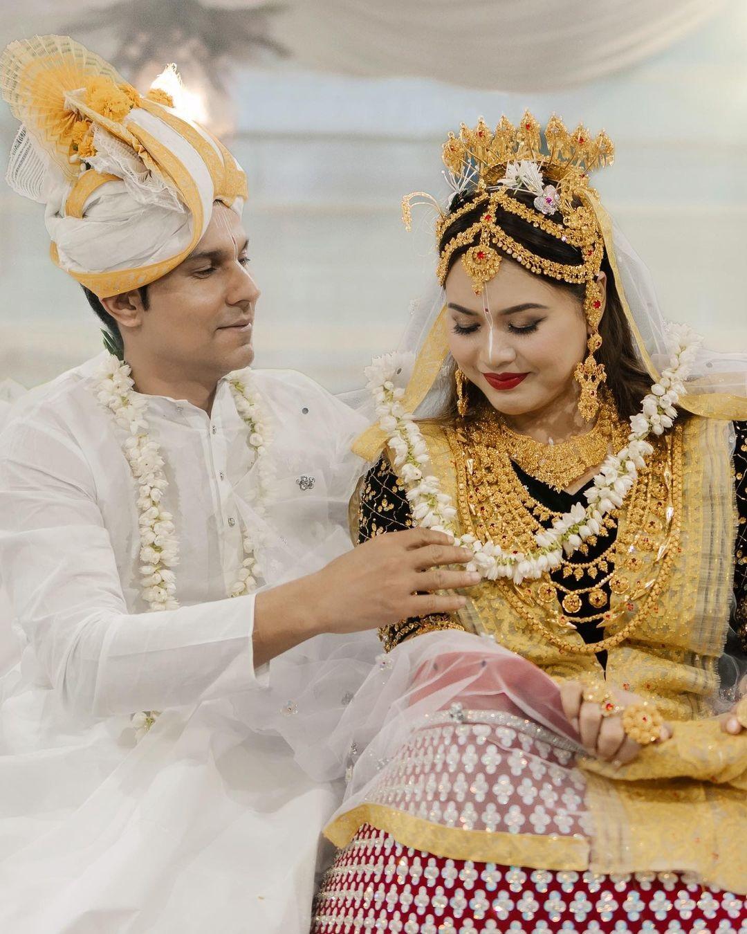 काले ब्लाउज के साथ सफेद और गुलाबी रंग की पोशाक पहने हुए, लीन लैशराम मणिपुरी पोशाक में बेहद खूबसूरत लग रही थीं. उन्होंने अपने लुक को खूबसूरत सोने की ज्वैलरी से पूरा किया. उनकी शादी के कई वीडियो भी सोशल मीडिया पर वायरल हो रहे हैं, जिसमें वे एक-दूसरे को हार पहनाते नजर आ रहे हैं.