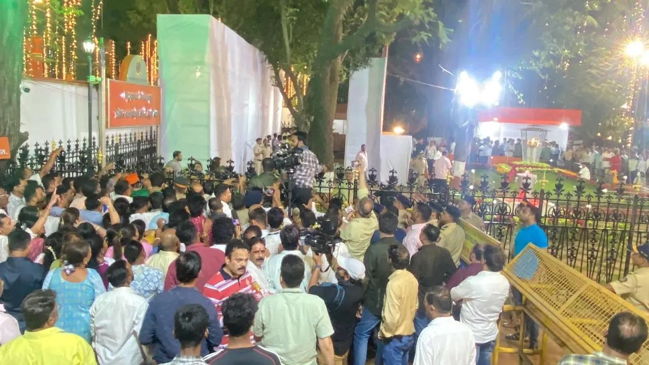 दिवंगत शिव सेना सुप्रीमो बालासाहेब ठाकरे स्मारक पर उद्धव ठाकरे के नेतृत्व वाली शिव सेना (यूबीटी) और महाराष्ट्र के मुख्यमंत्री एकनाथ शिंदे के नेतृत्व वाले शिव सेना कार्यकर्ता आमने-सामने आ गए. (तस्वीर/शादाब खान)