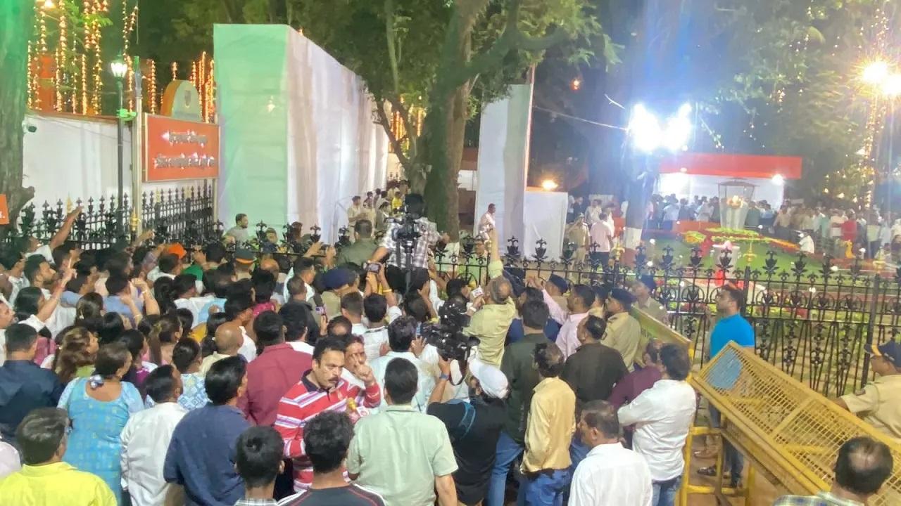 पुलिस ने भीड़ को तितर-बितर किया. (तस्वीर/शादाब खान)