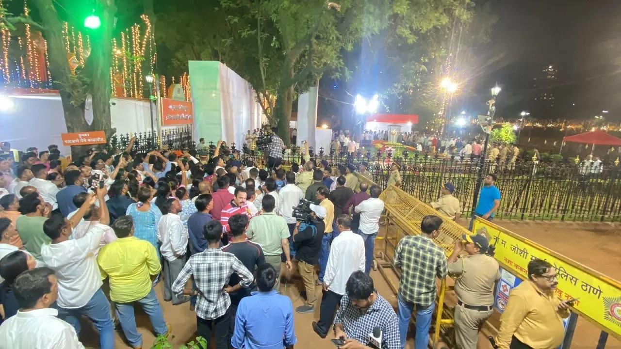 जबकि शिव सेना के कार्यकर्ताओं ने चिल्लाया कि पार्टी उनकी है, उद्धव ठाकरे के प्रति निष्ठा रखने वालों ने 