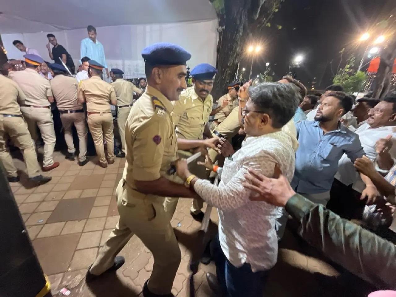 यह घटना तब हुई जब मुख्यमंत्री शिंदे बाल ठाकरे को श्रद्धांजलि देने के लिए दादर के शिवाजी पार्क स्थित स्मारक पर पहुंचे. (तस्वीर/अतुल कांबले)