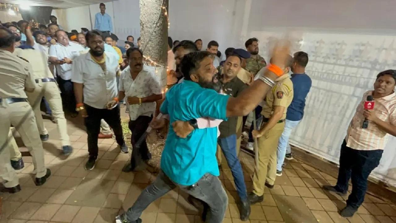 ठाकरे का जन्म 23 जनवरी 1926 को हुआ था, जबकि अयोध्या में राम मंदिर की मूर्ति प्रतिष्ठा 22 जनवरी को होगी. शिंदे ने कहा कि उनकी सरकार बाल ठाकरे के सपनों और आकांक्षाओं को पूरा करने के लिए काम कर रही है.(तस्वीर/अतुल कांबले)