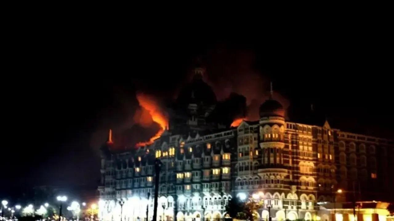 26 नवंबर, 2008 को पाकिस्तान के दस भारी हथियारों से लैस आतंकवादियों ने मुंबई में कहर बरपाया, तो विदेशियों और सुरक्षा कर्मियों सहित 166 लोग मारे गए और 300 से अधिक अन्य घायल हो गए.