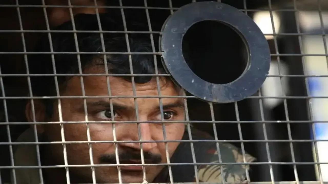 मुंबई हमलों में भारतीय और विदेशी नागरिकों सहित 166 लोगों की मौत हो गई और सैकड़ों लोग घायल हो गए.