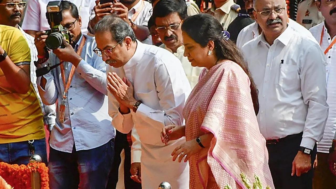 महाराष्ट्र के पूर्व मुख्यमंत्री उद्धव ठाकरे ने शुक्रवार को शिवतीर्थ स्थल पर पिता और शिवसेना संस्थापक बाल ठाकरे की 11वीं पुण्य तिथि पर उनके स्मारक पर श्रद्धांजलि अर्पित की. तस्वीरें/पीटीआई और उद्धव ठाकरे/एक्स 