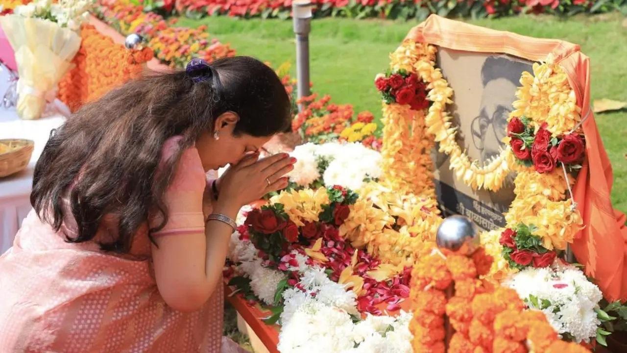 शिवसेना (यूबीटी) अध्यक्ष उद्धव ठाकरे ने मुंबई के शिवाजी पार्क में बालासाहेब ठाकरे को उनकी पुण्यतिथि पर श्रद्धांजलि अर्पित की. तस्वीरें/पीटीआई और उद्धव ठाकरे/एक्स
