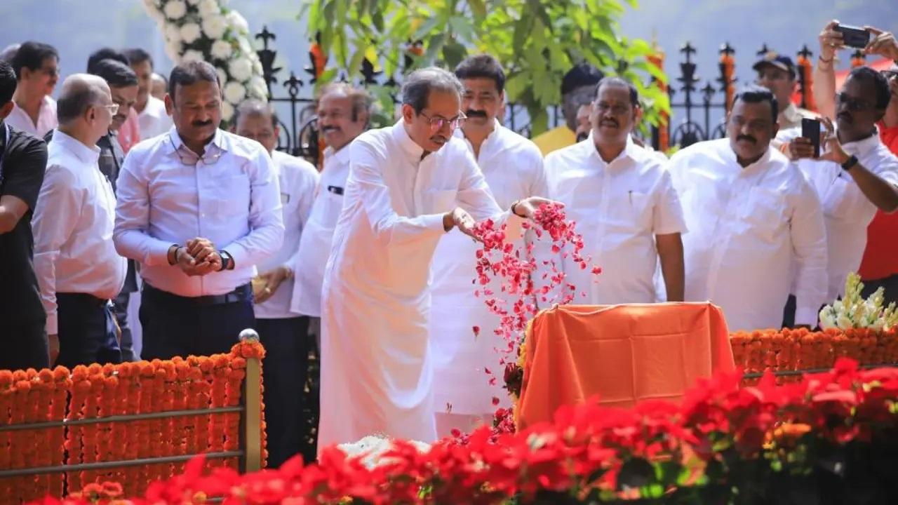 शिवसेना (यूबीटी) प्रमुख के साथ उनकी पत्नी रश्मी और बेटे आदित्य ठाकरे शिवाजी पार्क स्थित स्मारक पर गए, जहां बाल ठाकरे का अंतिम संस्कार किया गया था.