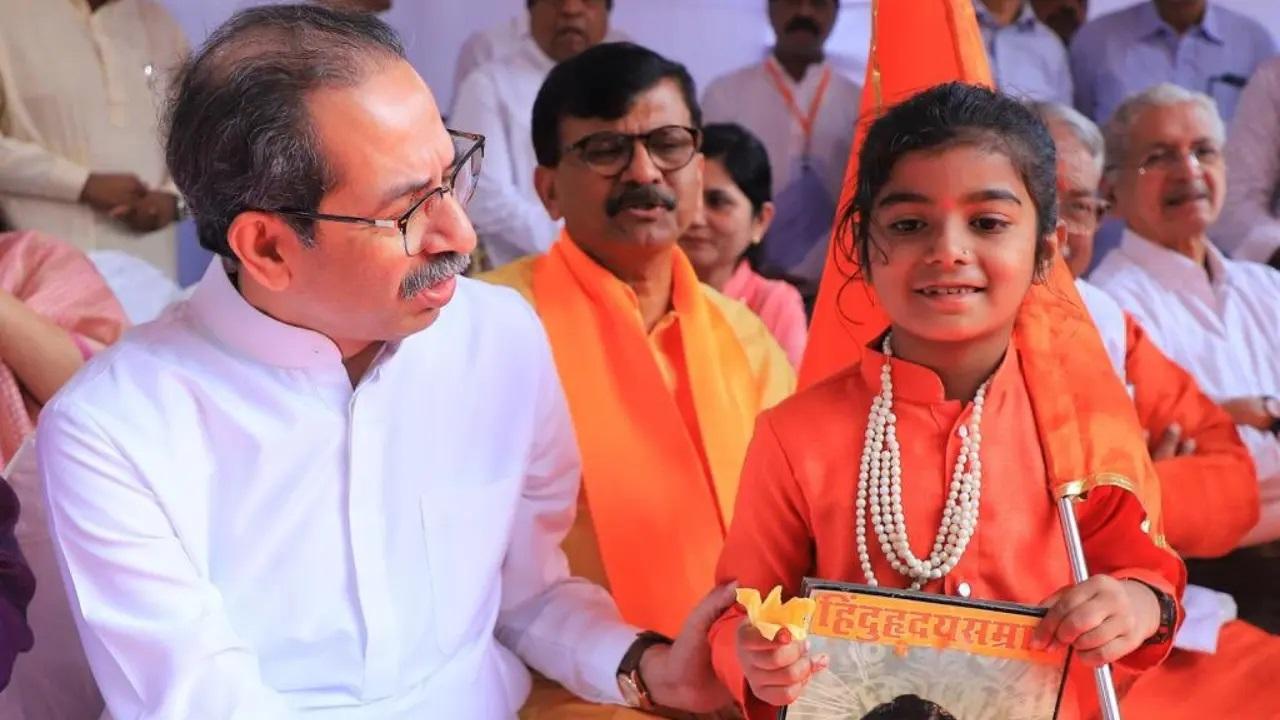 शिवसेना (यूबीटी) प्रमुख के साथ पार्टी के शीर्ष नेता भी थे, जिनमें सांसद संजय राउत, अनिल देसाई, विनायक राउत और अरविंद सावंत शामिल थे.