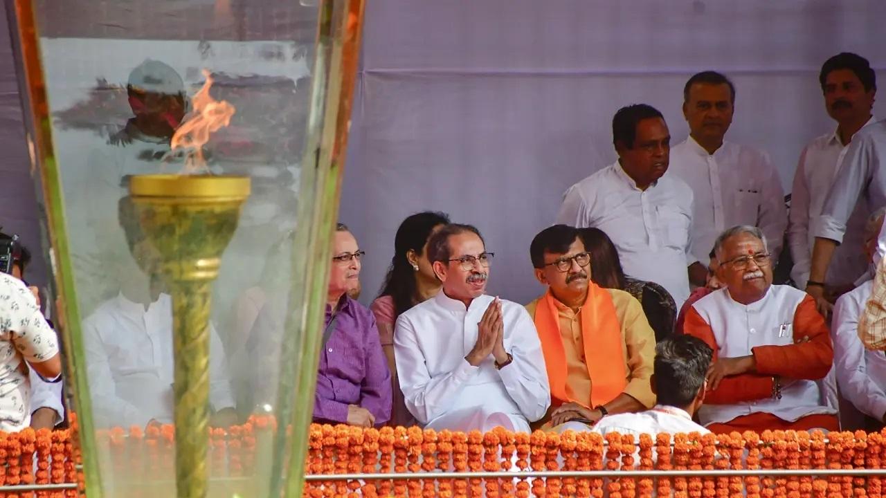 राज्य भर से मुख्यमंत्री एकनाथ शिंदे और उद्धव ठाकरे के नेतृत्व में शिवसैनिकों ने स्मारक पर श्रद्धांजलि अर्पित की.