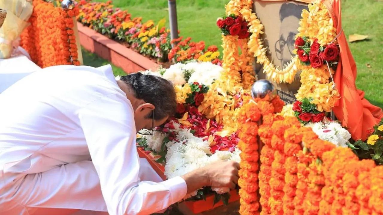 शिंदे द्वारा पार्टी नेतृत्व के खिलाफ विद्रोह का नेतृत्व करने के बाद पिछले साल मूल शिवसेना विभाजित हो गई थी, जिससे उद्धव ठाकरे के नेतृत्व वाली महा विकास अघाड़ी (एमवीए) सरकार गिर गई थी.