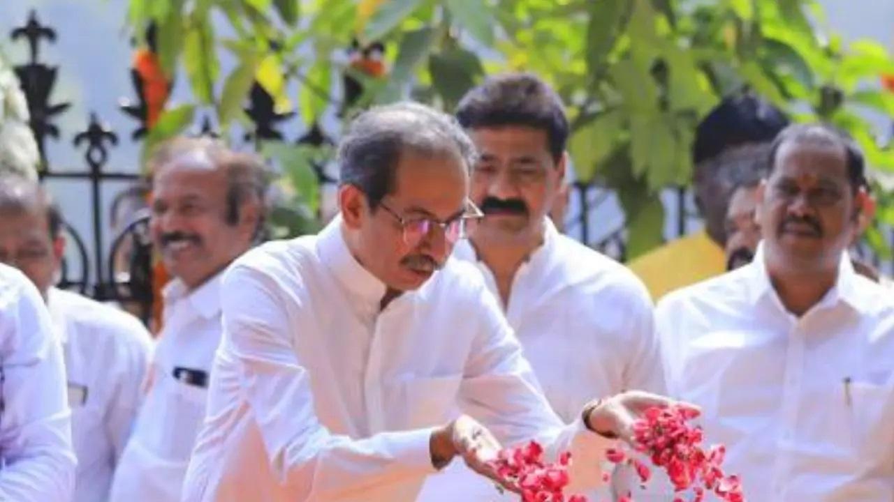 चुनाव आयोग ने बाद में शिंदे के नेतृत्व वाले गुट को असली शिवसेना के रूप में मान्यता दी और उसे 