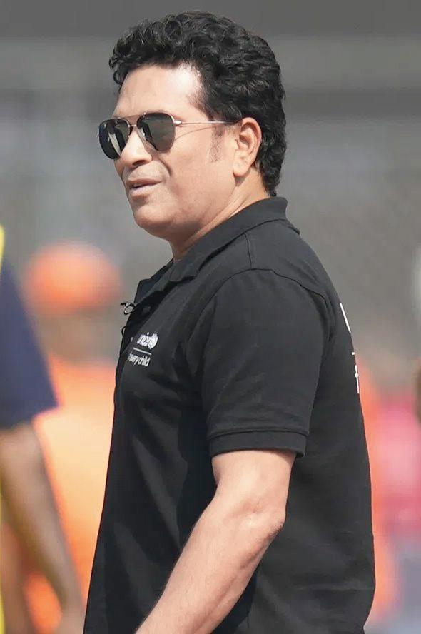 जब मैं आपसे पहली बार भारतीय ड्रेसिंग रूम में मिला था, तो आपके साथियों ने आपको मेरे लिए कहकर चिढ़ाया था. मैं उस दिन अपनी हंसी नहीं रोक सका, लेकिन कुछ ही समय में आपने क्रिकेट के प्रति अपने जुनून और कौशल से मेरे दिल में जगह बना ली. मुझे बहुत खुशी है कि वह युवा लड़का आज `विराट` खिलाड़ी बन गया है.` मेरे लिए इससे ज्यादा खुशी की बात क्या हो सकती है कि एक भारतीय मेरा रिकॉर्ड तोड़ दे.` वो भी वर्ल्ड कप के सेमीफाइनल मुकाबले में. अपने घरेलू मैदान पर यह उपलब्धि हासिल करना सोने पे सुहागा कहलाता है.`- सचिन तेंदुलकर, विराट कोहली के 50वें शतक के बारे में
