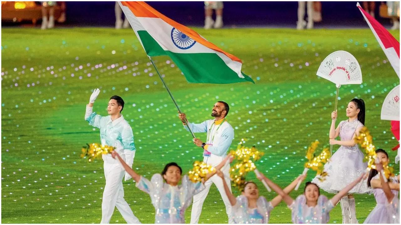 Veteran India hockey goalkeeper and flag-bearer PR Sreejesh leads the Indian contingent during the closing ceremony yesterday. Pic/PTI