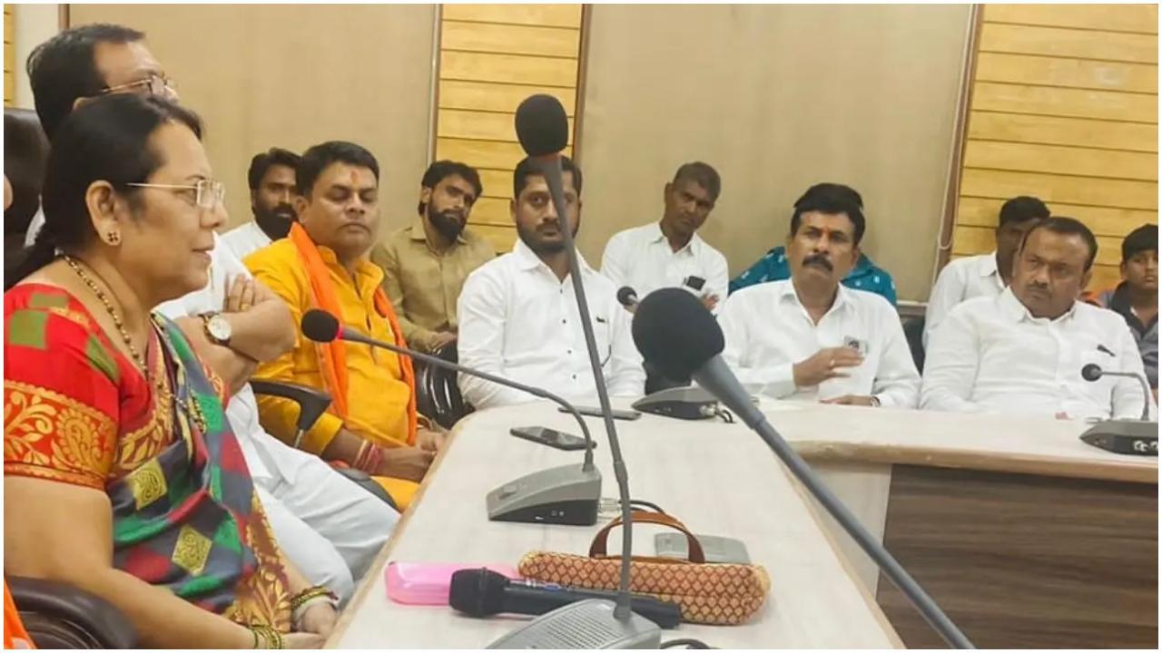 Neelam Gorhe, Shiv Sena leader