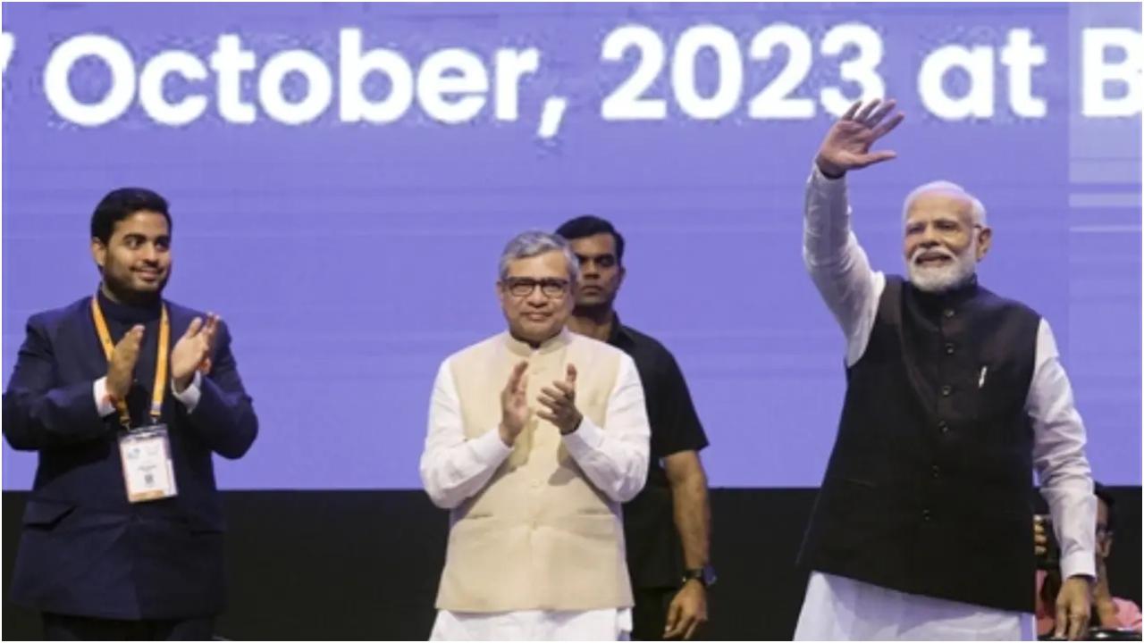 संचार मंत्री अश्विनी वैष्णव ने कहा कि प्रधानमंत्री नरेंद्र मोदी की स्पष्ट दृष्टि और नेतृत्व से प्रेरित होकर, दूरसंचार क्षेत्र ने कनेक्टिविटी, सामर्थ्य के मामले में कई मील के पत्थर हासिल किए हैं और अतीत की मुकदमेबाजी और 2जी घोटाले की छाया से बाहर निकल गया है.