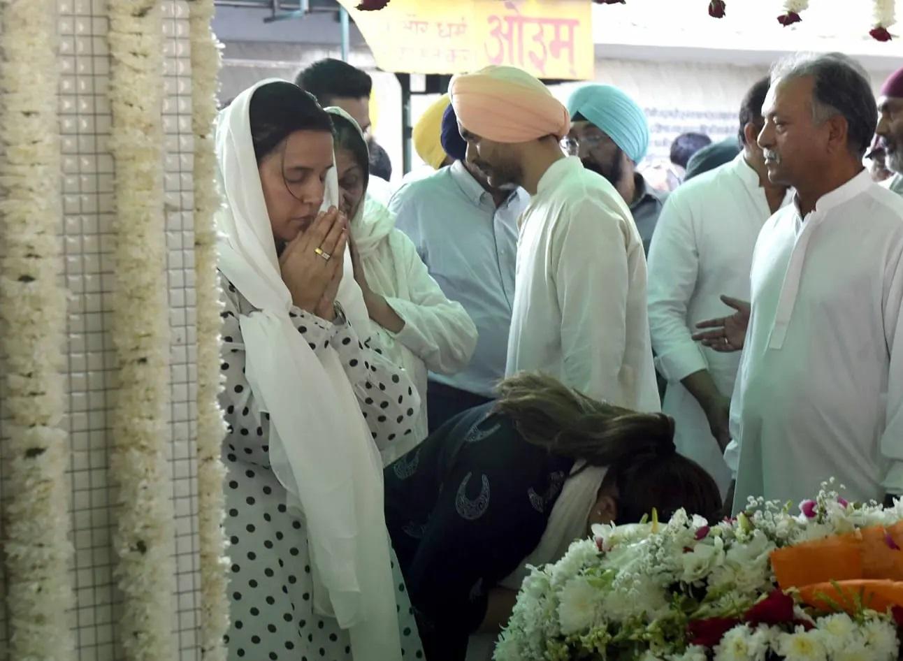 क्रिकेट के दिग्गज बिशन सिंह बेदी का 23 अक्टूबर को 77 वर्ष की आयु में निधन हो गया। उम्र से संबंधित लंबी बीमारी के कारण उनका निधन हो गया.