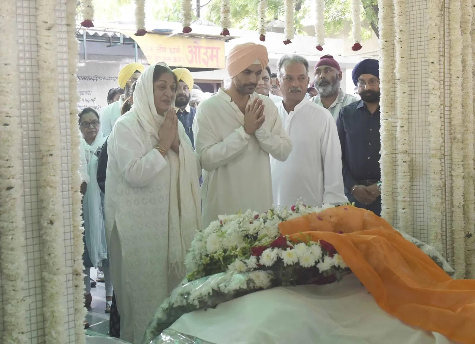 अंगद बेदी और उनकी मां अंजू इंद्रजीत बेदी ने दिवंगत क्रिकेटर को अंतिम सम्मान दिया