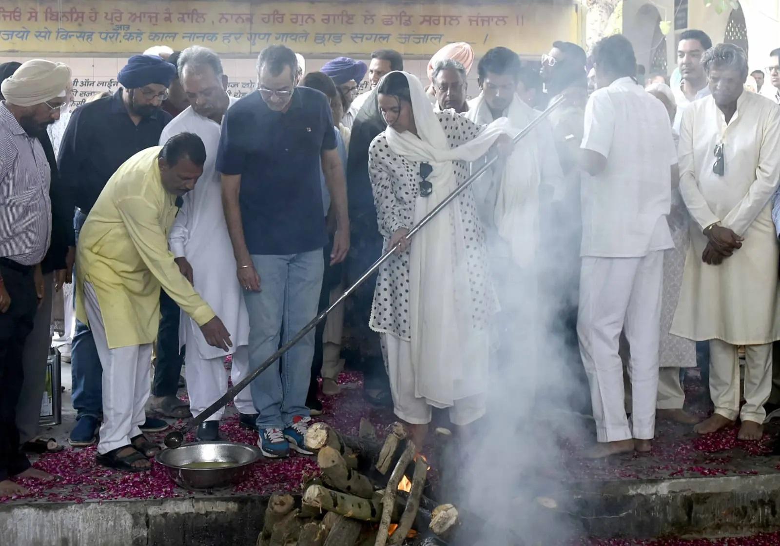 बिशन सिंह बेदी की बहू और एक्ट्रेस नेहा धूपिया ने अंतिम संस्कार में हिस्सा लिया