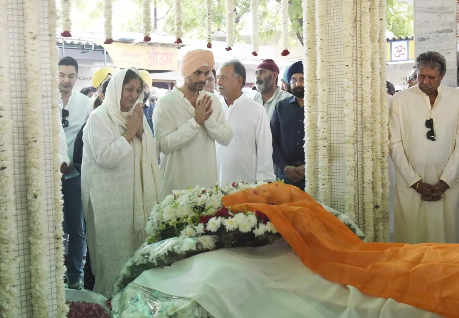 अंतिम संस्कार के दौरान पूर्व क्रिकेटर कपिल देव भी मौजूद रहे