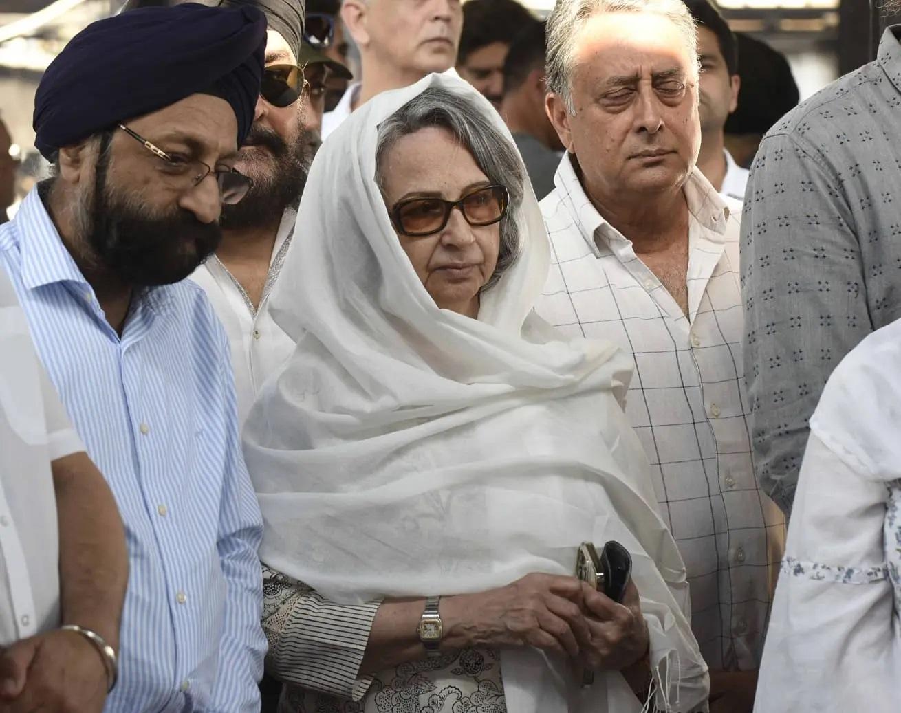 पूर्व क्रिकेटर के अंतिम संस्कार में अभिनेत्री शर्मिला टैगोर भी शामिल हुईं
