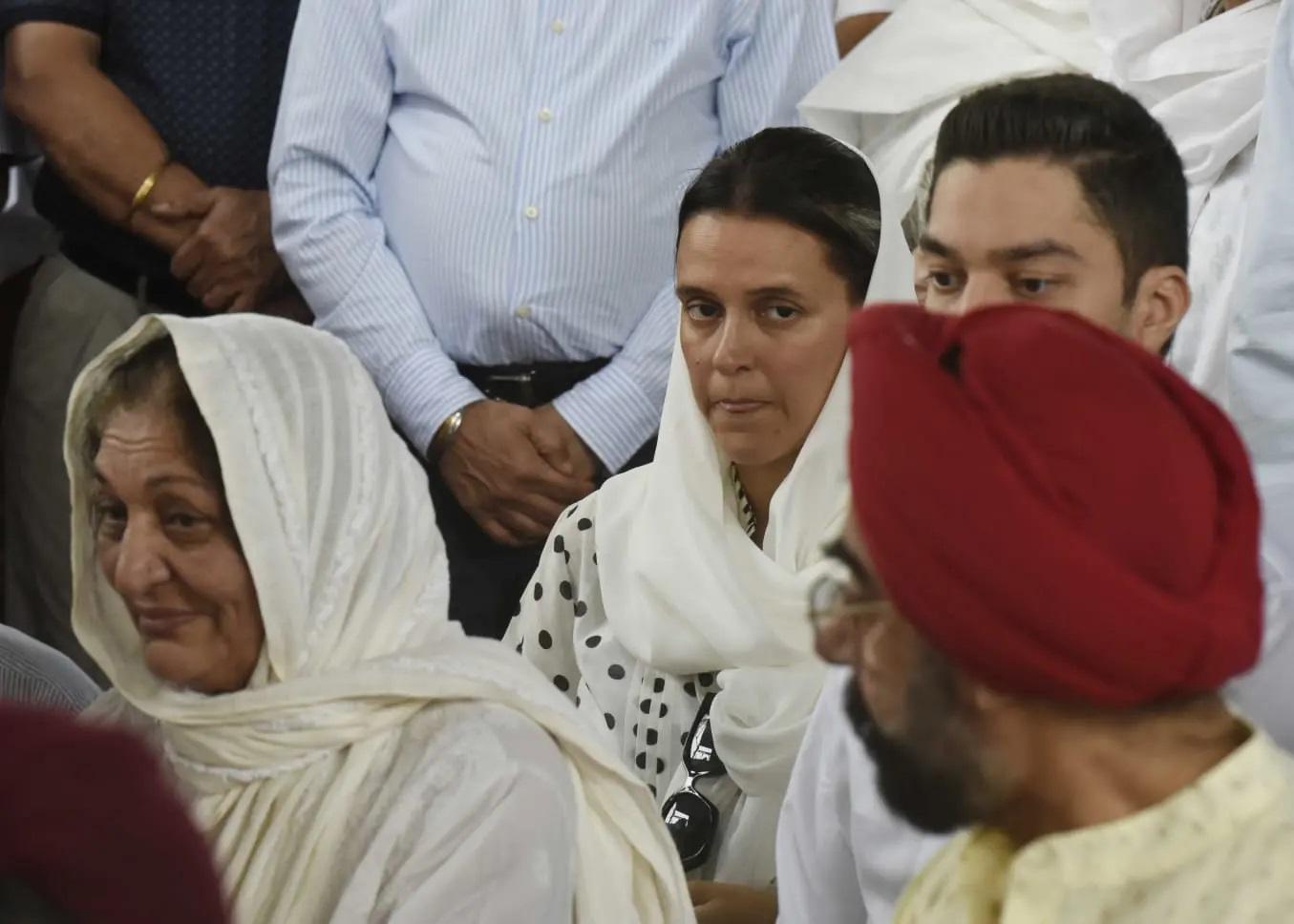उनके निधन पर बिसन सिंह बेदी को लेकर परिवार ने श्रद्धांजली दी. इसमें लिखा, 