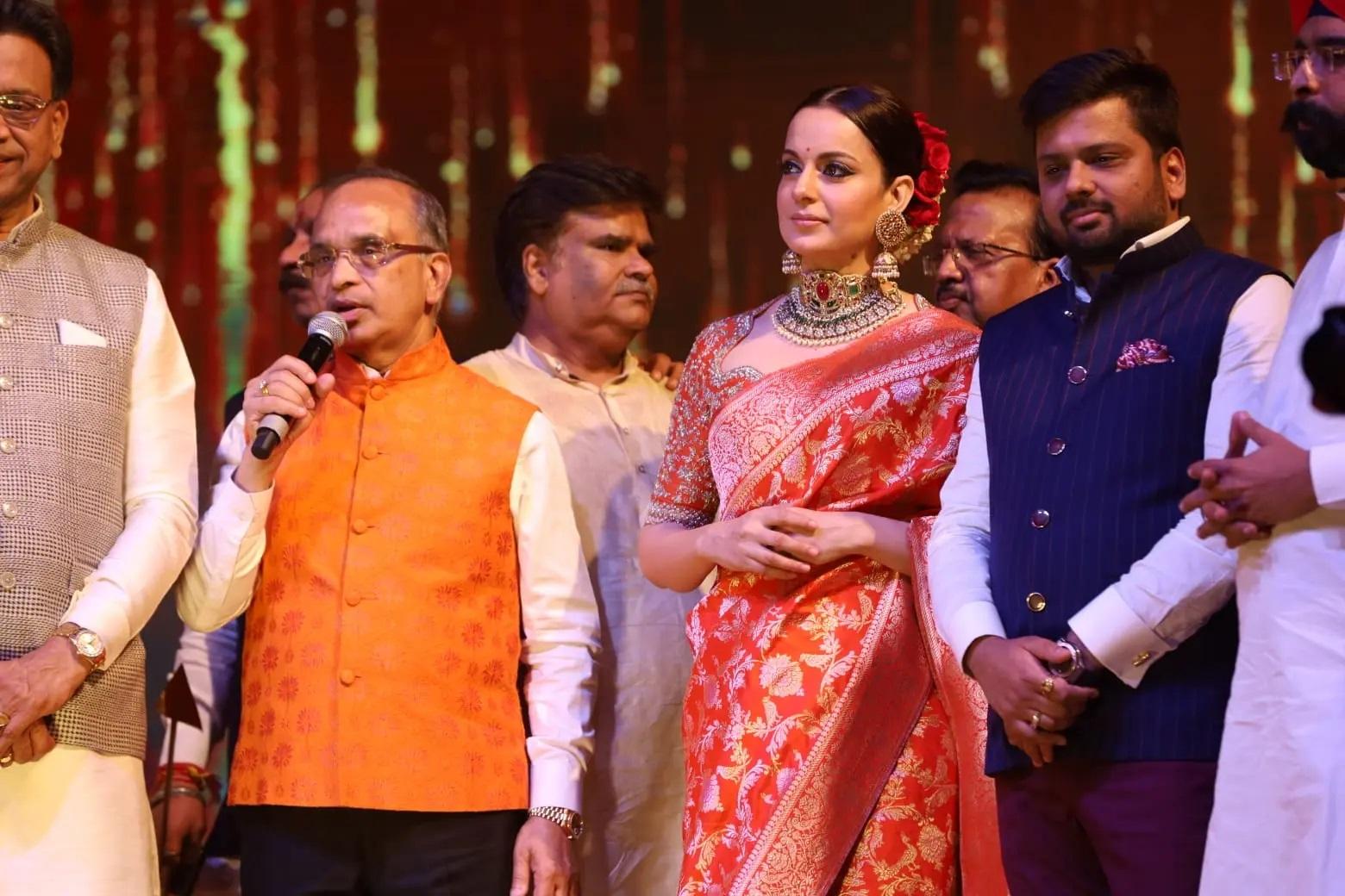कंगना रनौत को यह प्रतिष्ठित भूमिका सौंपने का निर्णय समिति द्वारा हाल ही में संसद में पारित महिला आरक्षण विधेयक की मंजूरी के रूप में किया गया था।