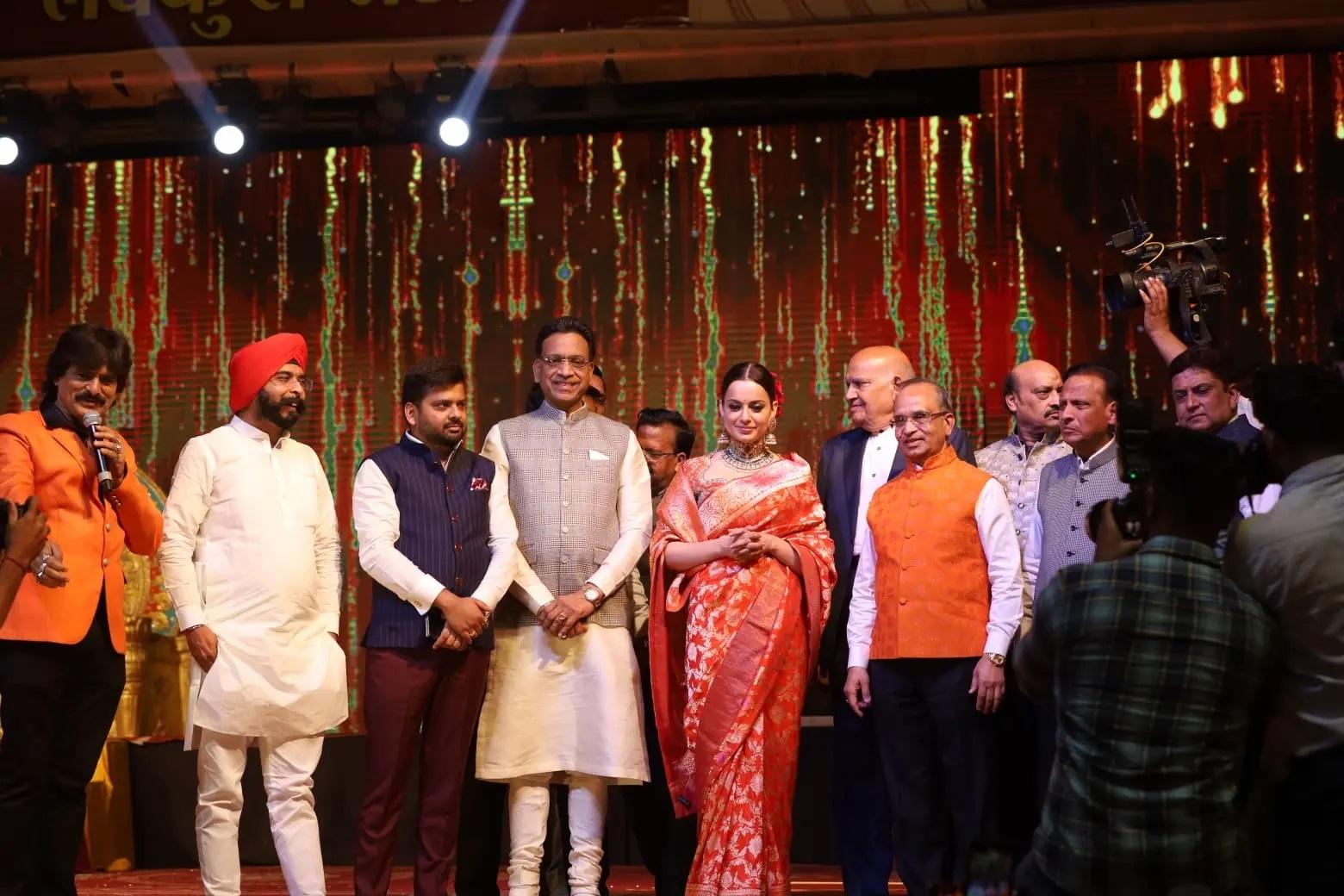 अभिनेत्री इसके बारे में उत्साहित थी और उन्होंने `जय श्री राम` का नारा लगाया, जबकि समिति के एक अन्य सदस्य ने उसे तीर चलाने में मदद की